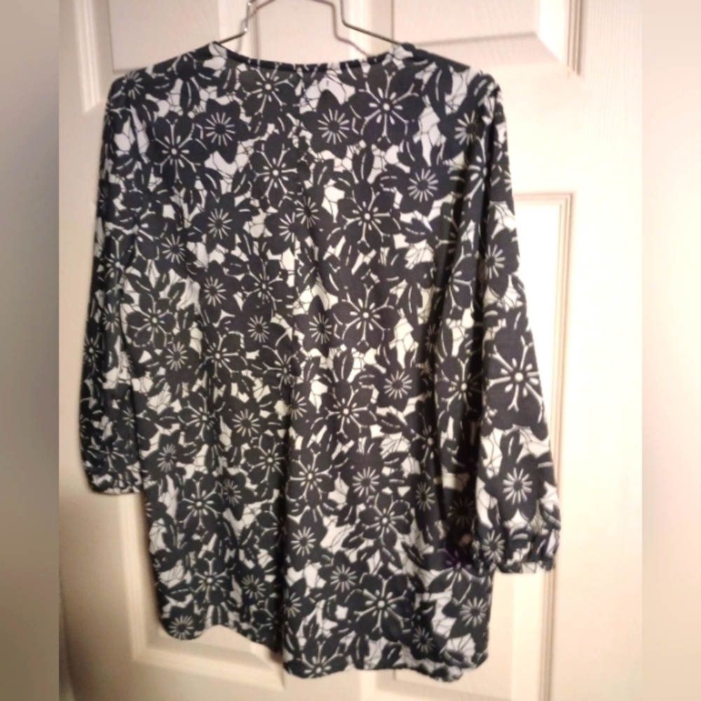 Banana Republic Gray & White Floral Top Size Large - Picture 2 of 3
